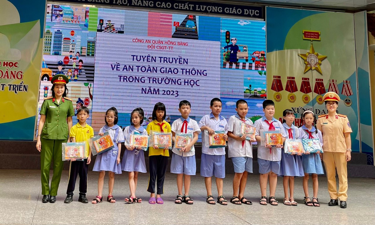 Công an quận Hồng Bàng tuyên truyền ATGT, PCCC và kĩ năng thoát hiểm cho hơn 4.000 học sinh